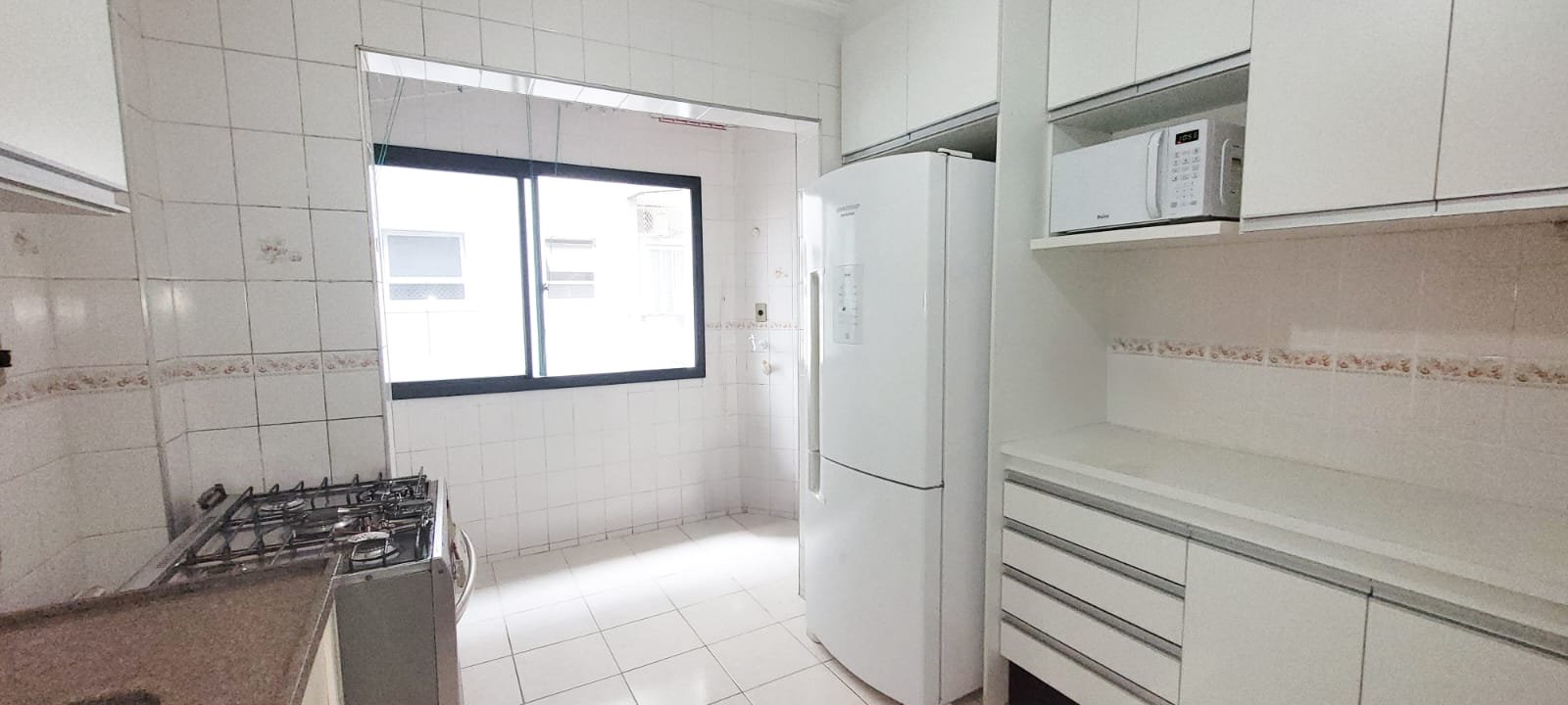 apartamento-3-dormitorios-centro-ubatuba (6) Cozinha do apartamento no Centro de Ubatuba