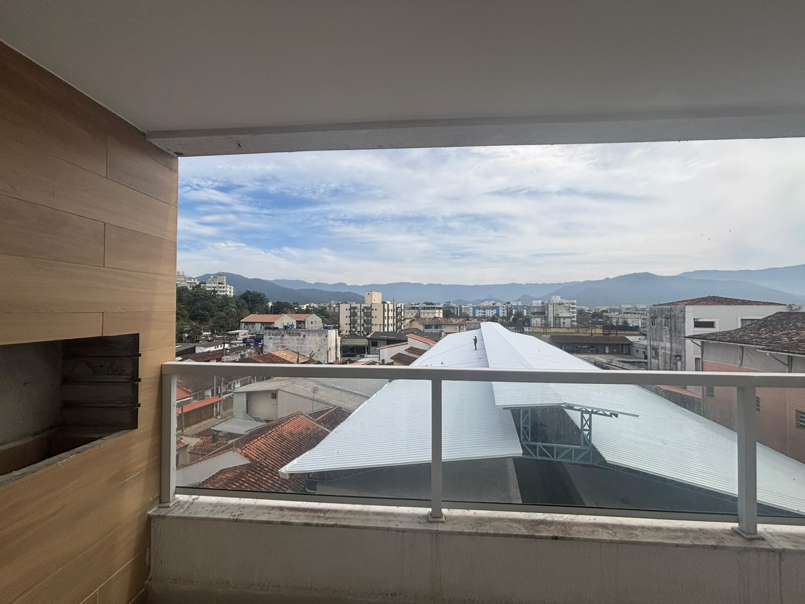 apartamento-4-andar-itagua-70m2 (16) Vista a partir da varanda do apartamento no Itaguá
