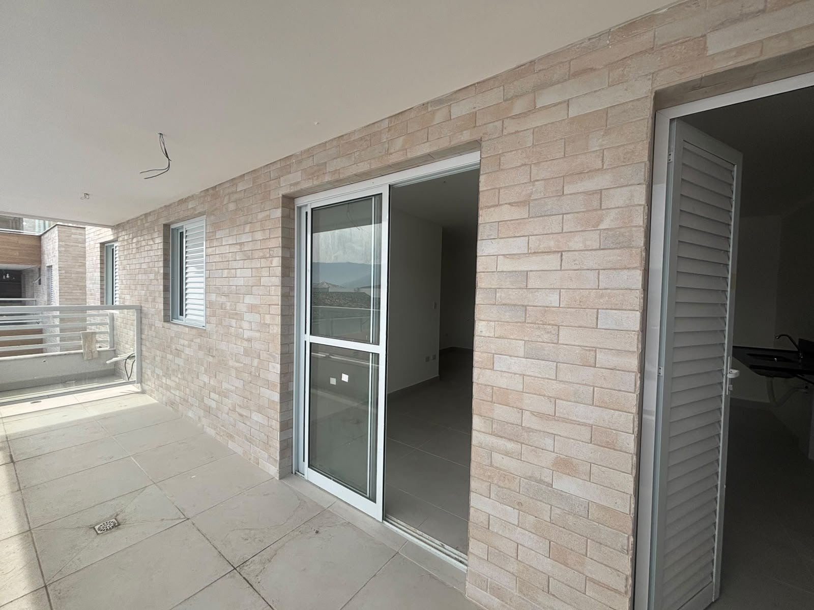 apartamento-4-andar-itagua-70m2 (17) Varanda do apartamento com acesso à área interna