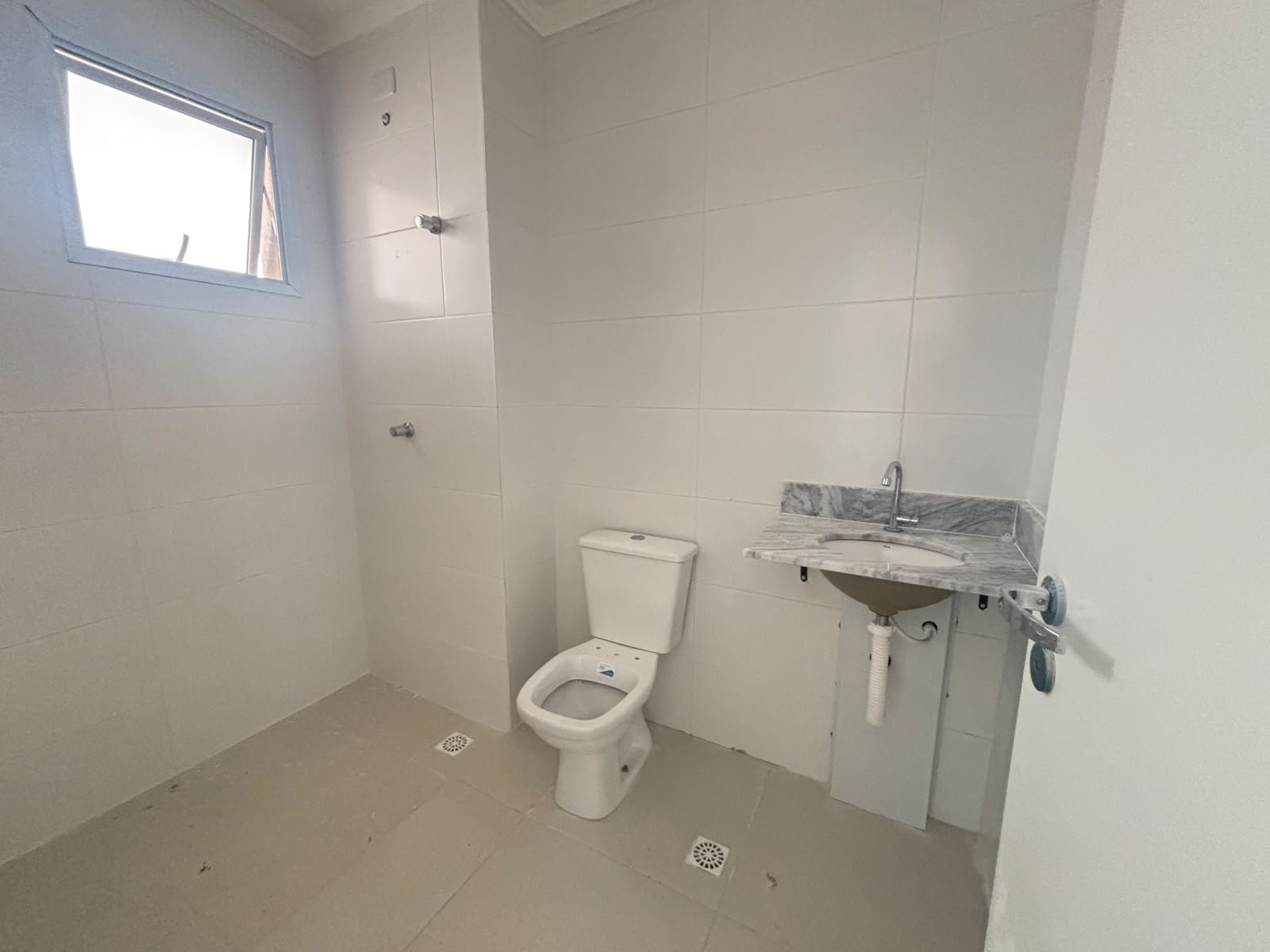 apartamento-4-andar-itagua-70m2 (18) Banheiro do apartamento no Itaguá