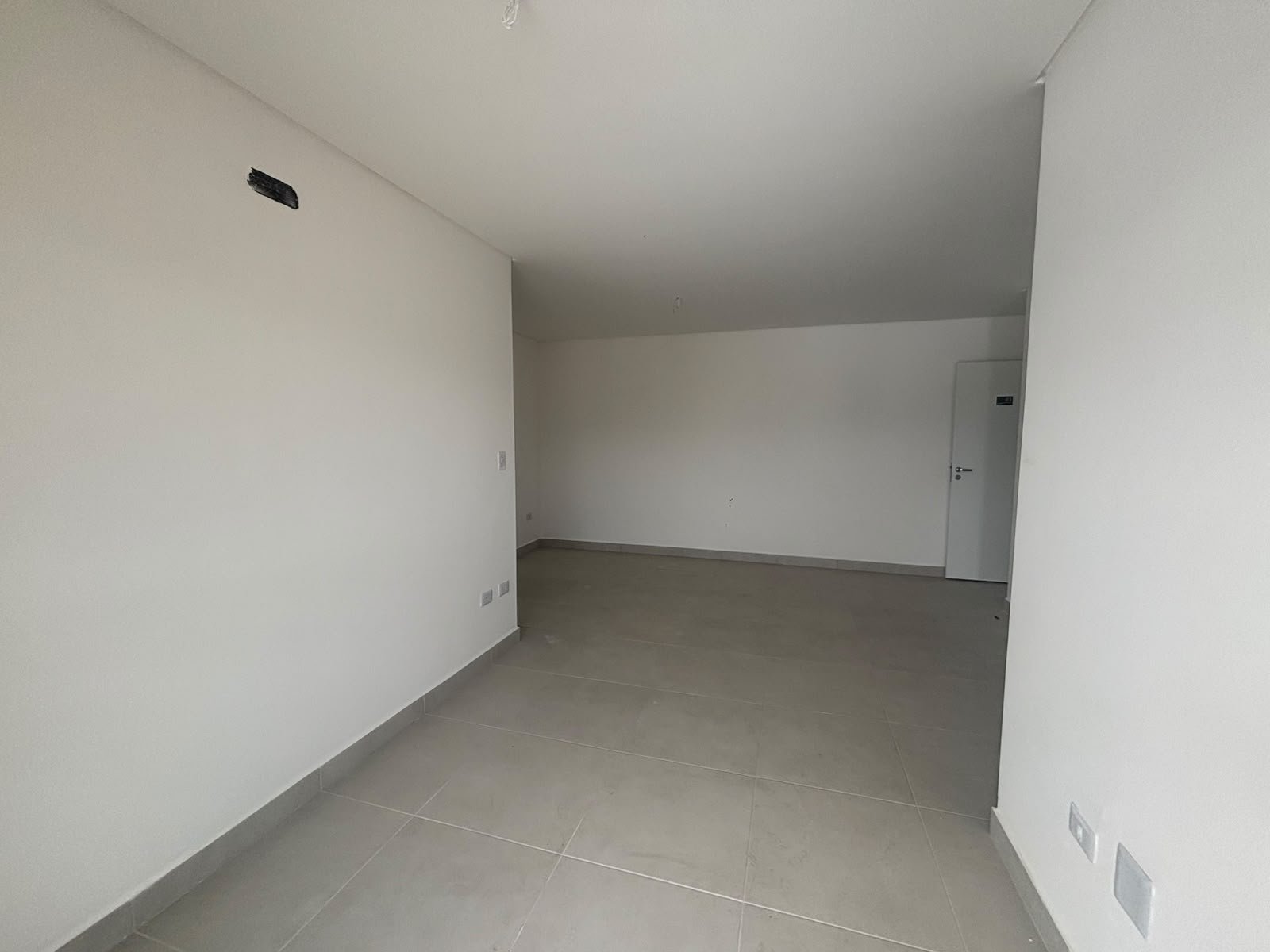 apartamento-4-andar-itagua-70m2 (20) Sala do apartamento não mobiliado no Itaguá