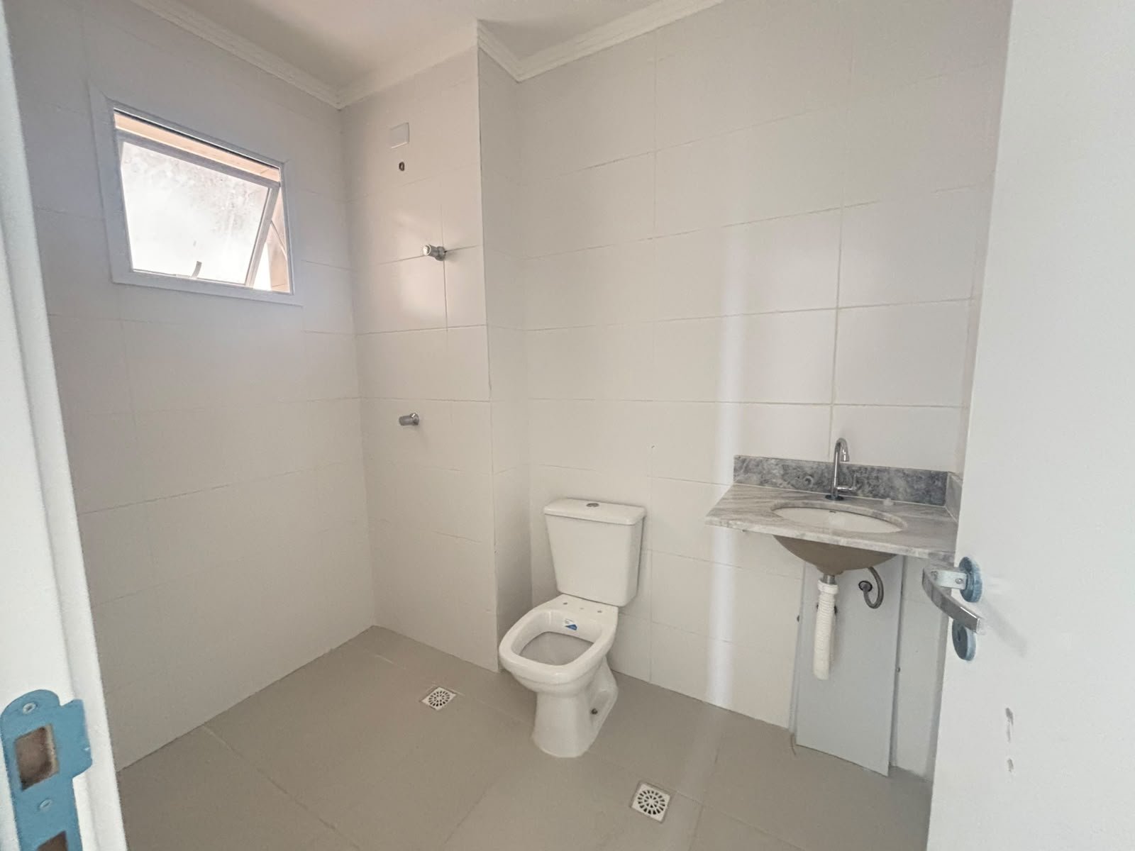 apartamento-4-andar-itagua-70m2 (25) Banheiro do apartamento no Itaguá