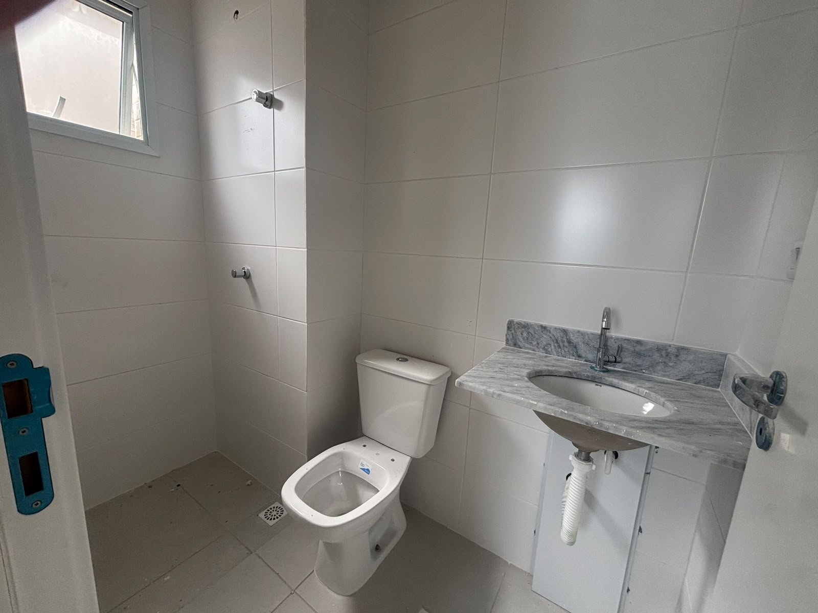 apartamento-4-andar-itagua-70m2 (29) Banheiro do apartamento recém-entregue