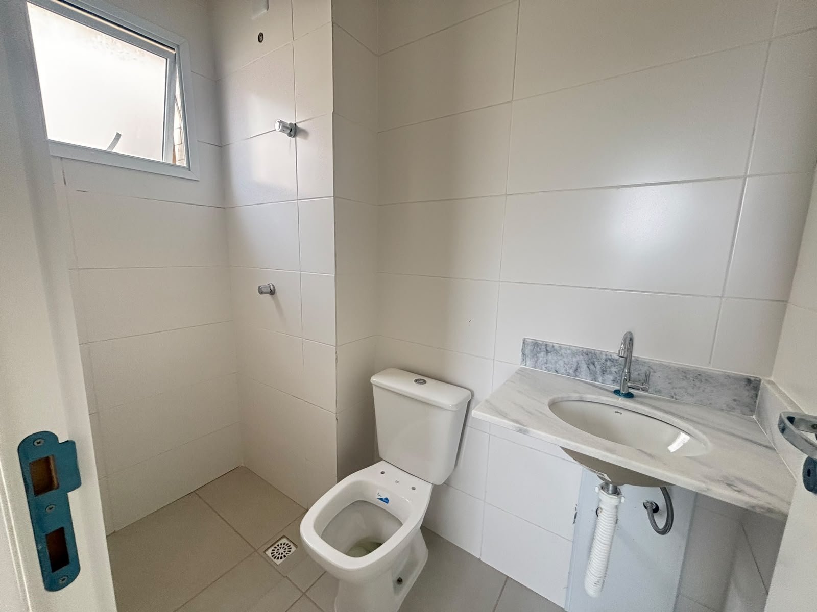 apartamento-4-andar-itagua-70m2 (35) Banheiro do apartamento novo no Itaguá