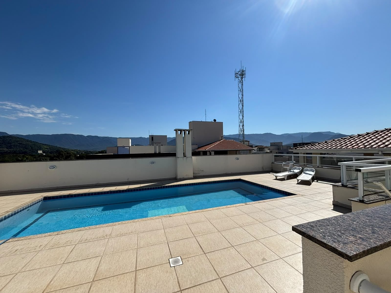 apartamento-65m2-itagua-2-dormitorios (13) Área da piscina do condomínio com vista para o entorno