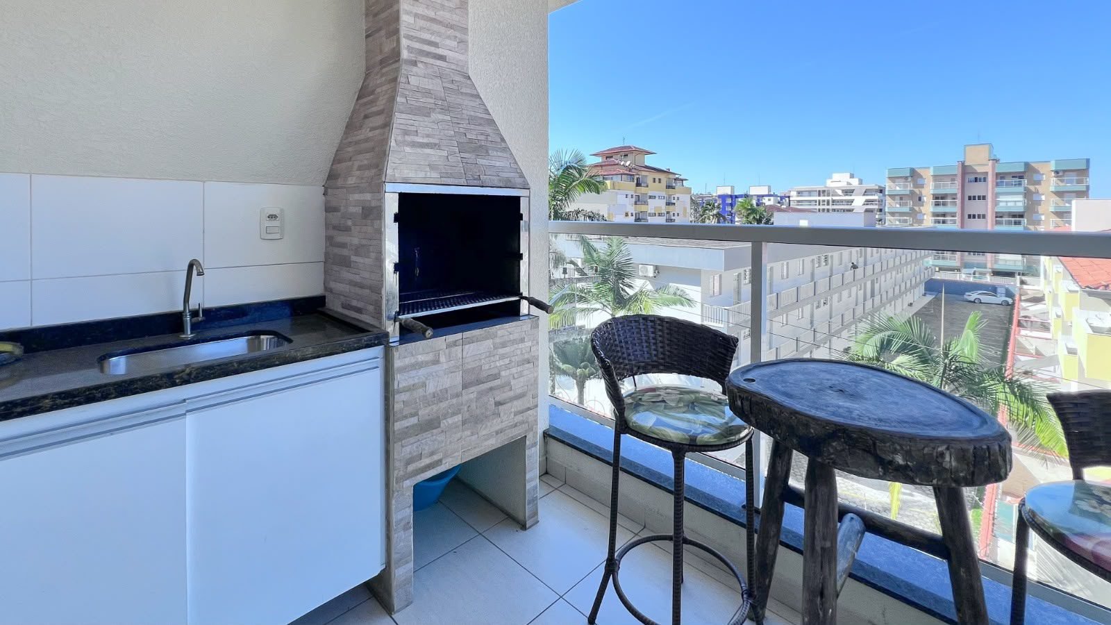 apartamento-65m2-itagua-2-dormitorios (3) Varanda gourmet com vista livre para a rua