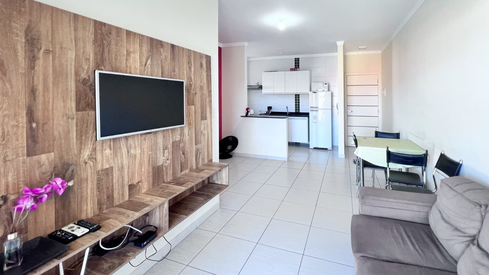 apartamento-65m2-itagua-2-dormitorios (4) Sala de estar do apartamento de 65 m² no Itaguá