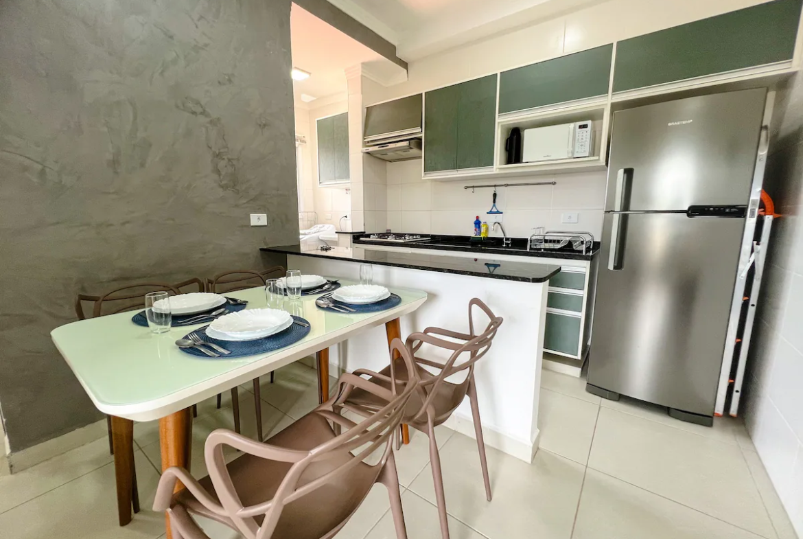 Cozinha integrada à área de jantar do apartamento