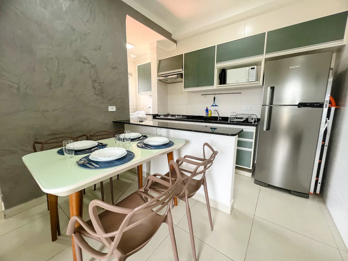 apartamento-estufa-2-ubatuba-mobiliado (1) Cozinha integrada à área de jantar do apartamento