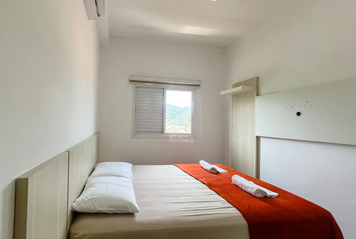Dormitório com ar-condicionado no apartamento