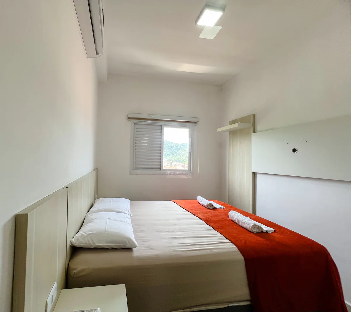 apartamento-estufa-2-ubatuba-mobiliado (10) Dormitório com ar-condicionado no apartamento