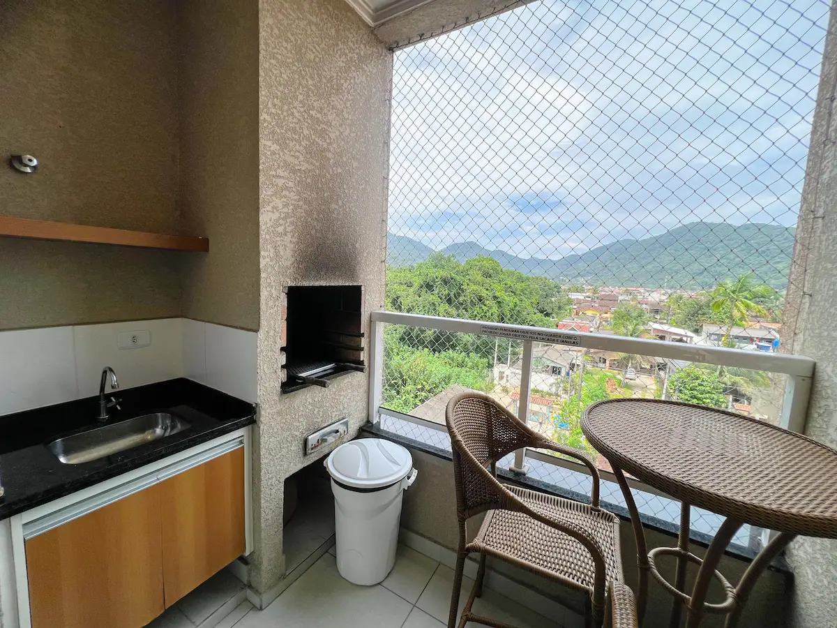 apartamento-estufa-2-ubatuba-mobiliado (13) Varanda gourmet do apartamento na Estufa 2