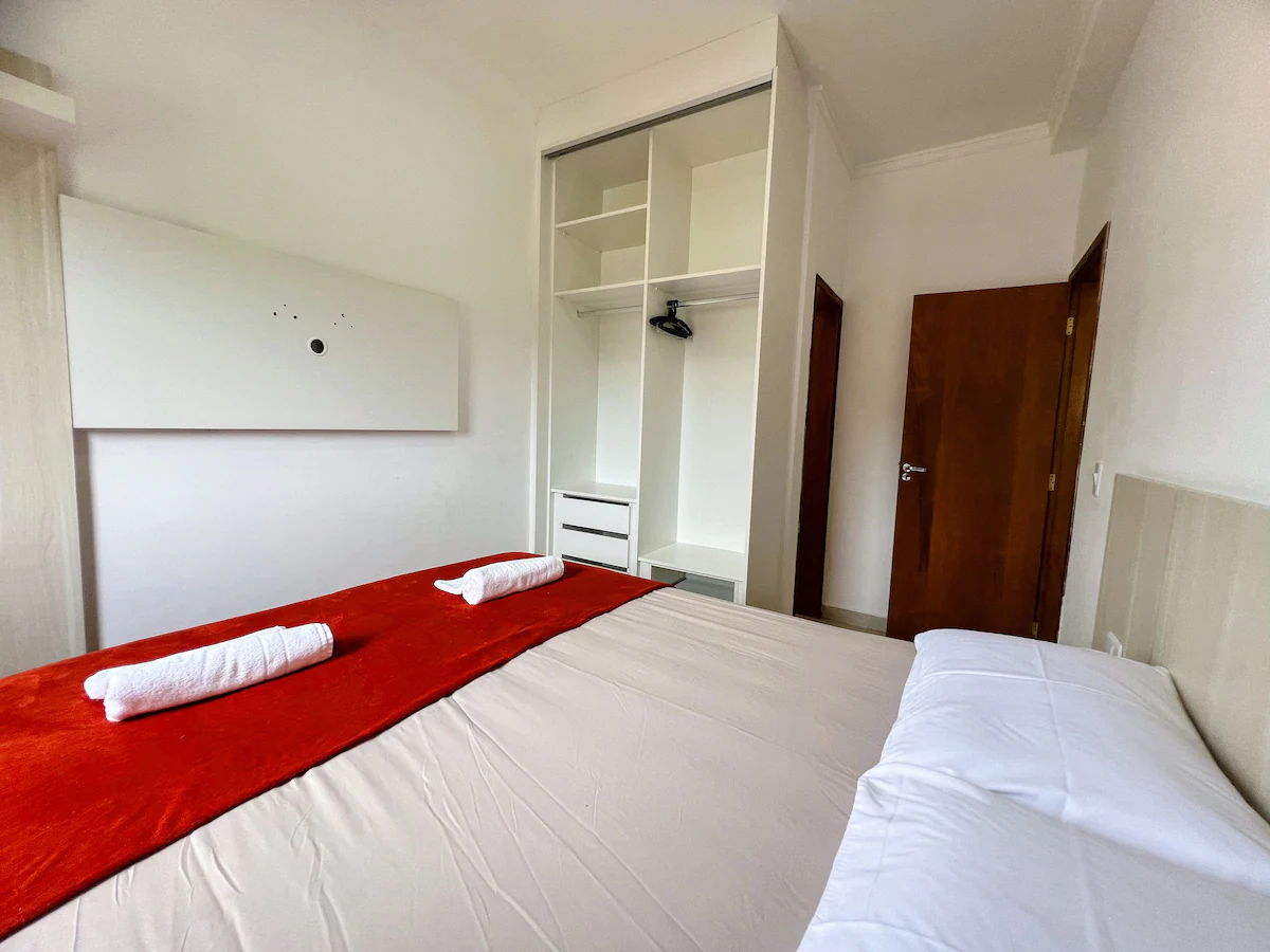 apartamento-estufa-2-ubatuba-mobiliado (3) Suíte mobiliada do apartamento na Estufa 2