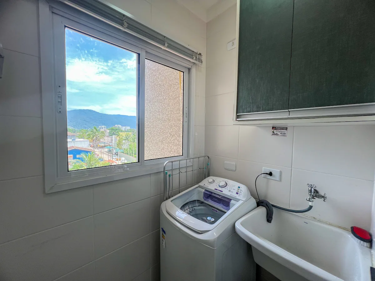 apartamento-estufa-2-ubatuba-mobiliado (4) Lavanderia do apartamento com vista externa