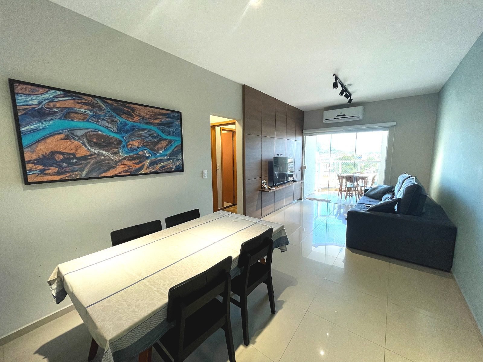 apartamento-mobiliado-centro-ubatuba-2-vagas (2) Sala de jantar integrada à sala de estar