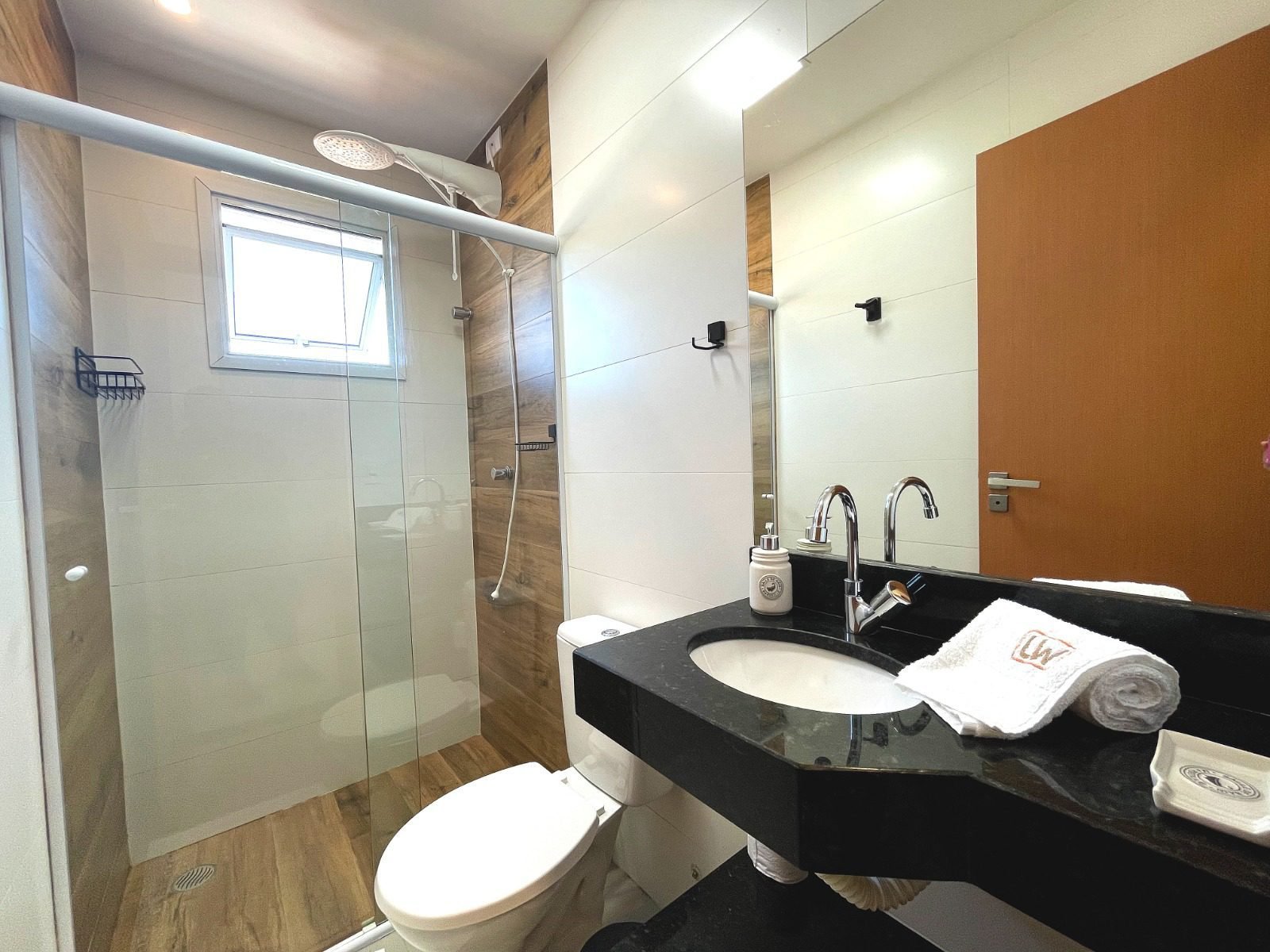 apartamento-mobiliado-centro-ubatuba-2-vagas (20) Banheiro da residência com bancada e box