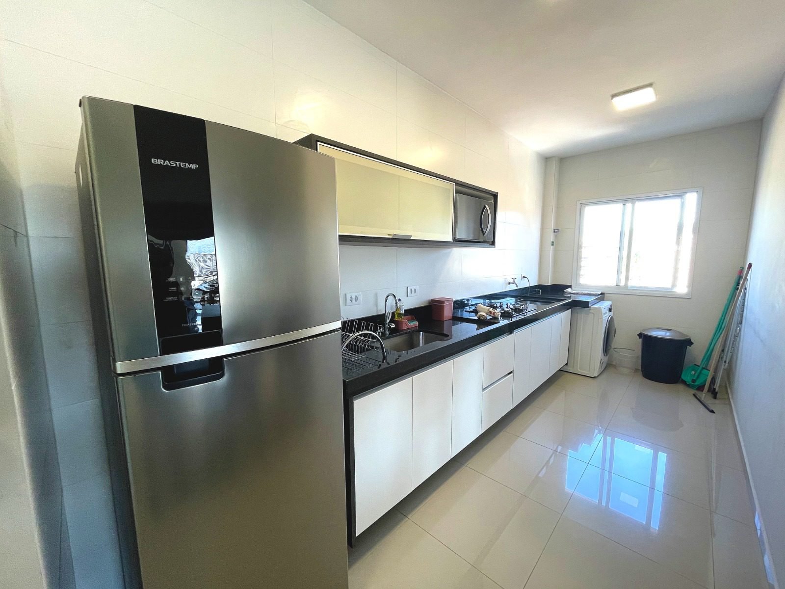 apartamento-mobiliado-centro-ubatuba-2-vagas (25) Cozinha planejada do apartamento no Centro de Ubatuba