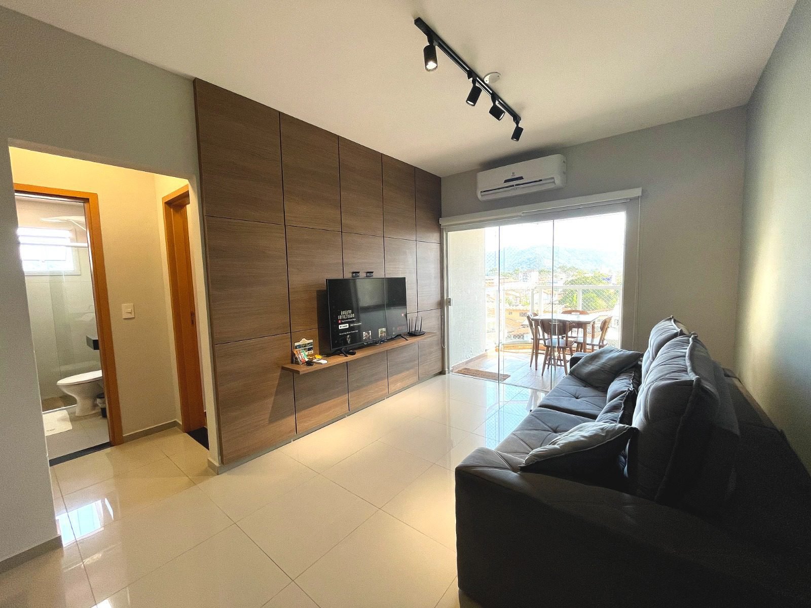 apartamento-mobiliado-centro-ubatuba-2-vagas (3) Sala de estar mobiliada do apartamento