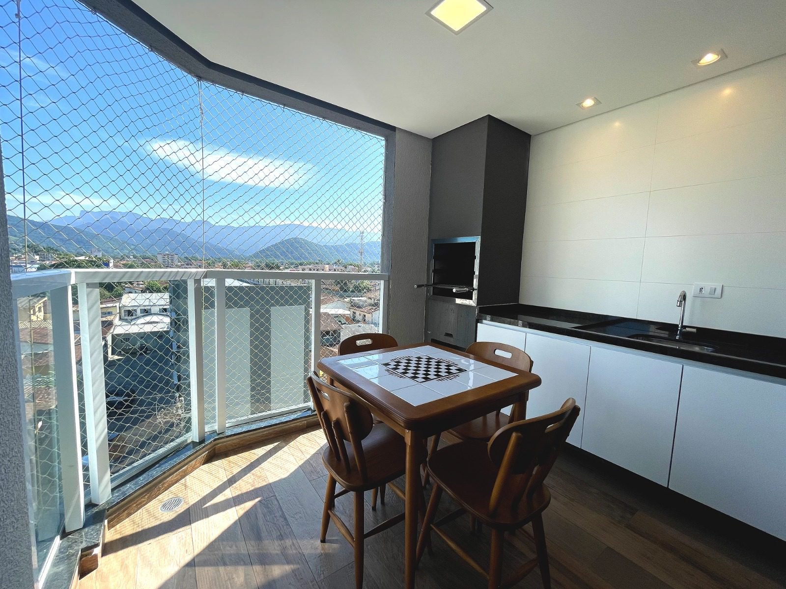 apartamento-mobiliado-centro-ubatuba-2-vagas (4) Varanda gourmet com vista para a serra