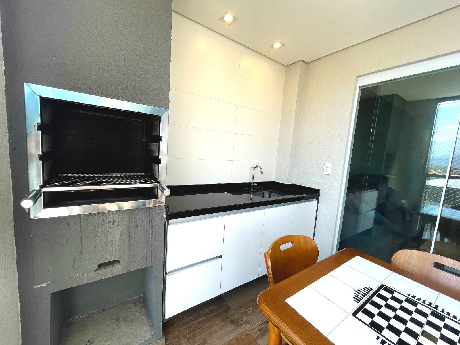 apartamento-mobiliado-centro-ubatuba-2-vagas (8) Varanda gourmet do apartamento no 4º andar