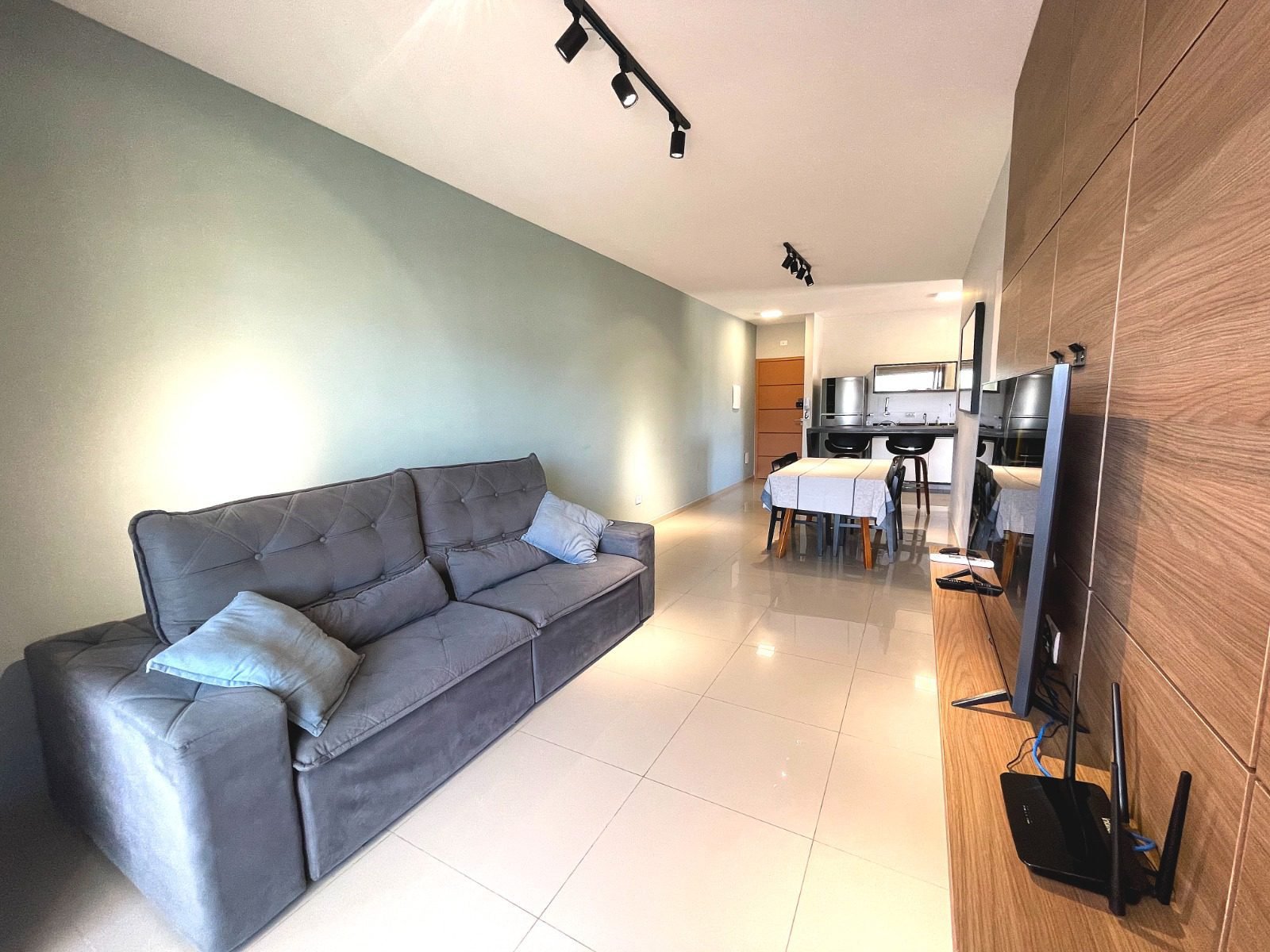 apartamento-mobiliado-centro-ubatuba-2-vagas (9) Sala de estar do apartamento mobiliado no Centro de Ubatuba