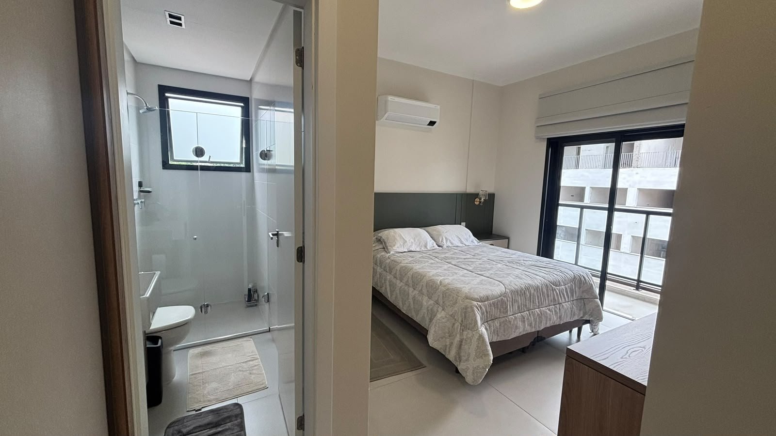 apartamento-praia-enseada-70-metros-mar (10) Suíte do apartamento de 110 m² na Enseada