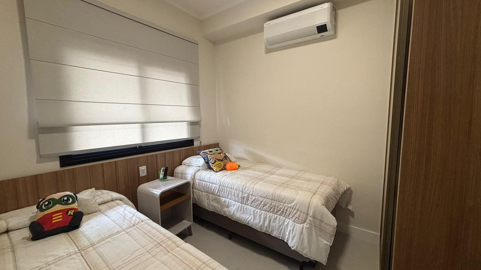 apartamento-praia-enseada-70-metros-mar (17) Dormitório climatizado do apartamento na Enseada