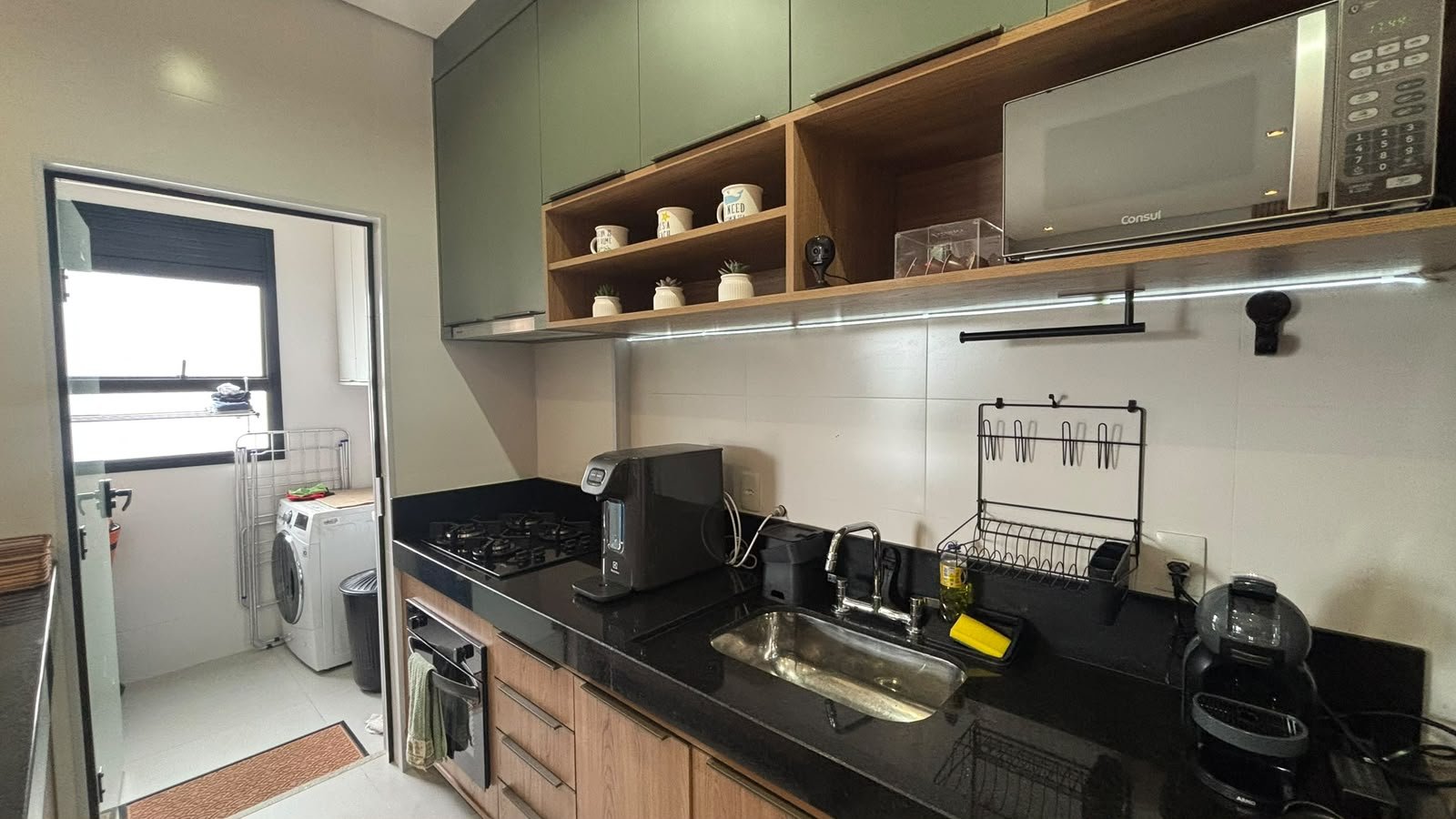 apartamento-praia-enseada-70-metros-mar (2) Cozinha com bancada e móveis planejados