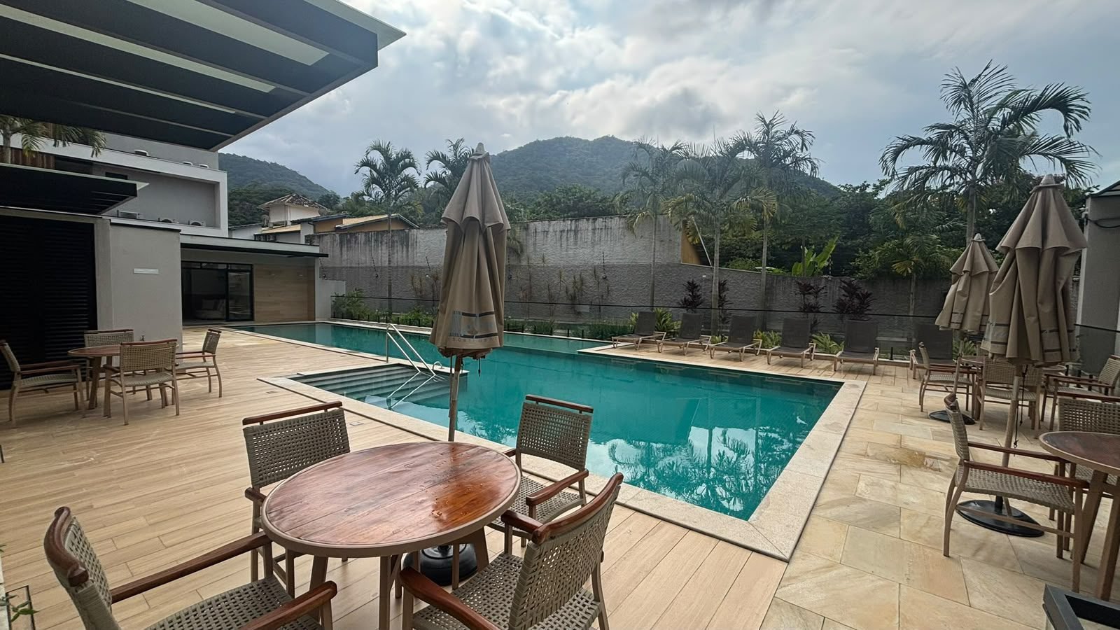 apartamento-praia-enseada-70-metros-mar (26) Piscina e área de lazer do condomínio
