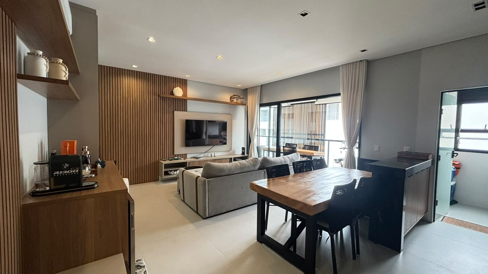 apartamento-praia-enseada-70-metros-mar (30) Sala de jantar e cozinha do apartamento de 110 m² na Enseada