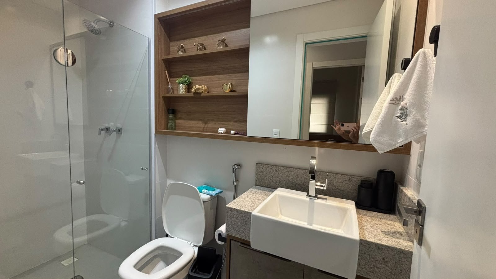 apartamento-praia-enseada-70-metros-mar (4) Banheiro de uma das suítes