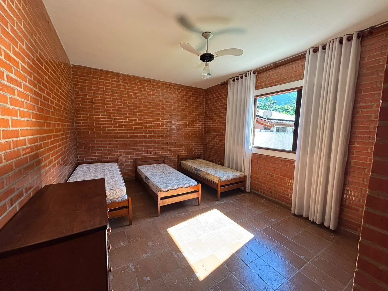 casa-centro-ubatuba-piscina (13) Quarto com piso