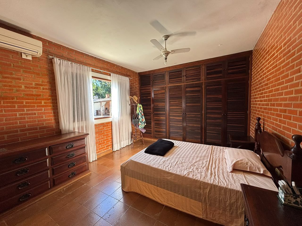 casa-centro-ubatuba-piscina (14) Quarto com armários de madeira