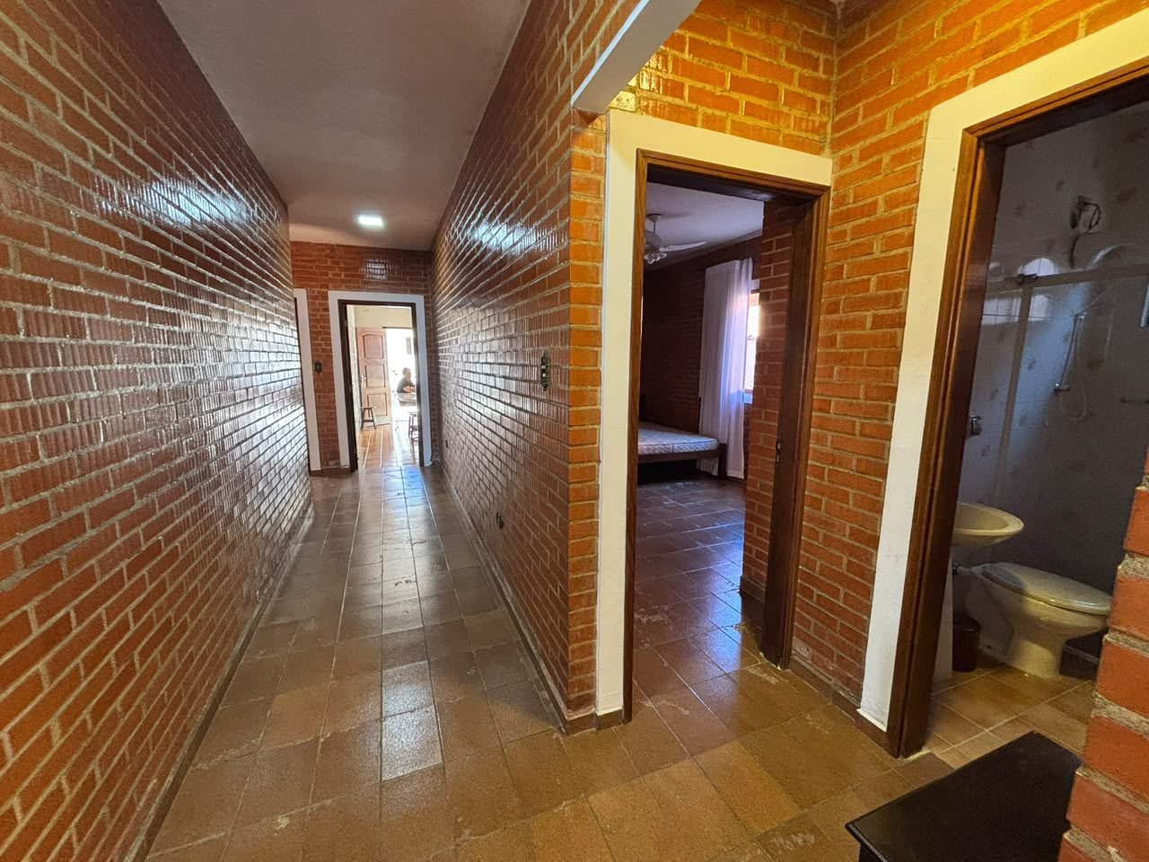 casa-centro-ubatuba-piscina (23) Corredor interno da residência