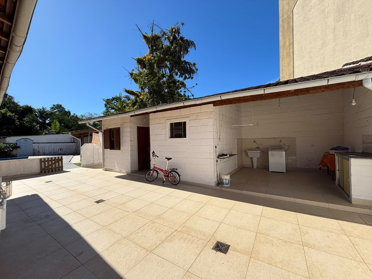 casa-centro-ubatuba-piscina (31) Área externa junto à construção