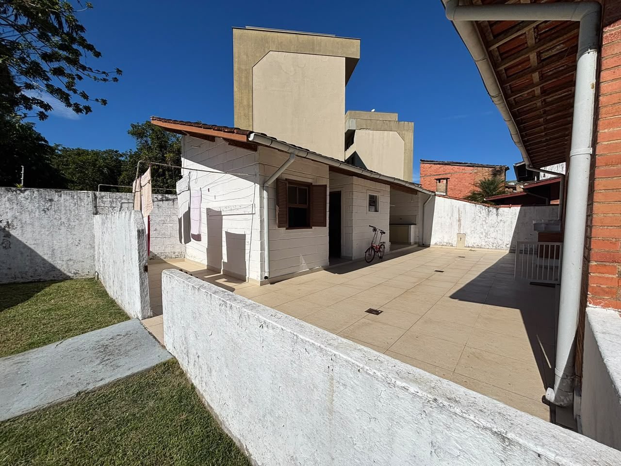 casa-centro-ubatuba-piscina (39) Área externa com acesso à edícula