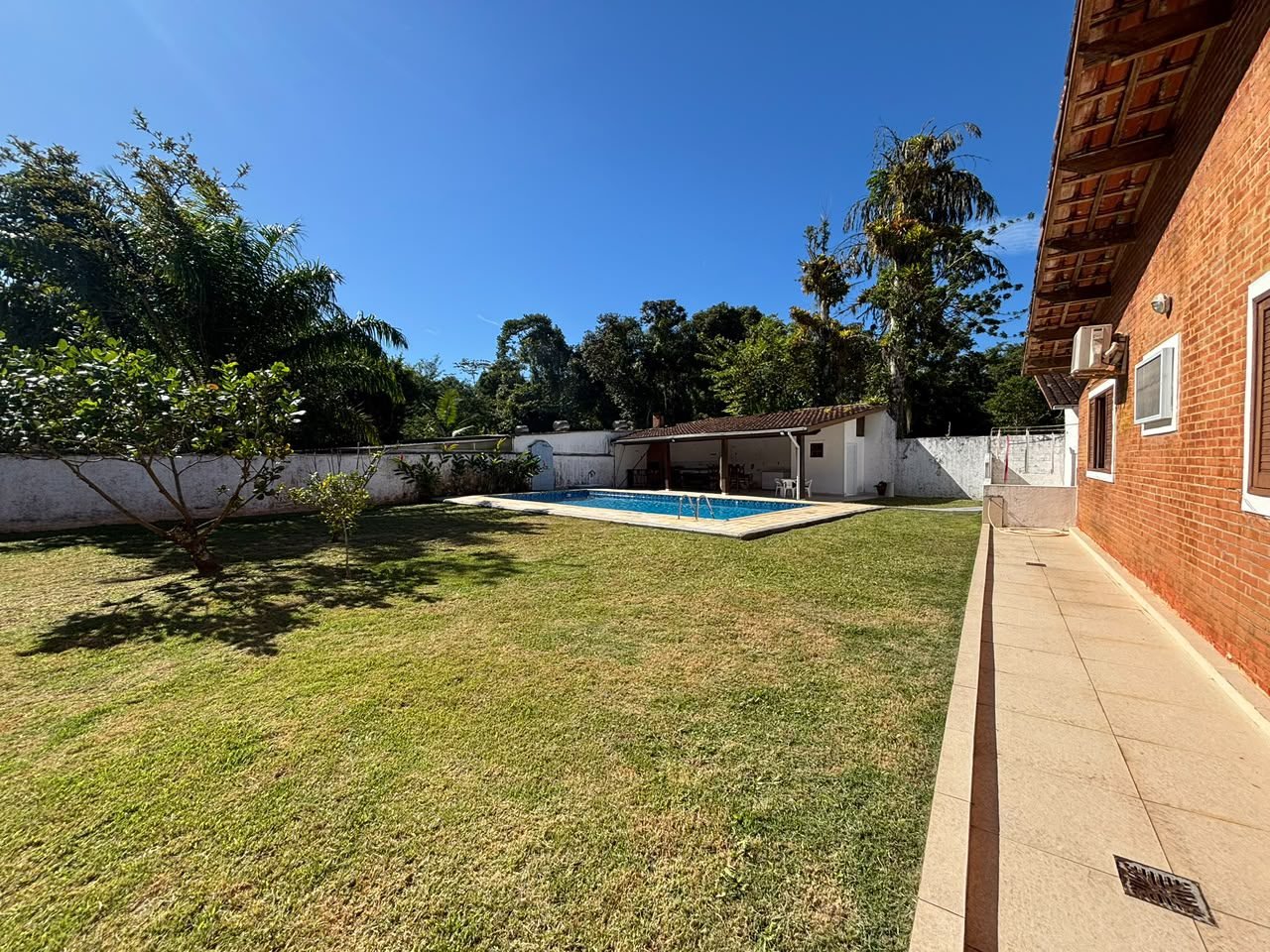 casa-centro-ubatuba-piscina (42) Quintal privativo com área gramada