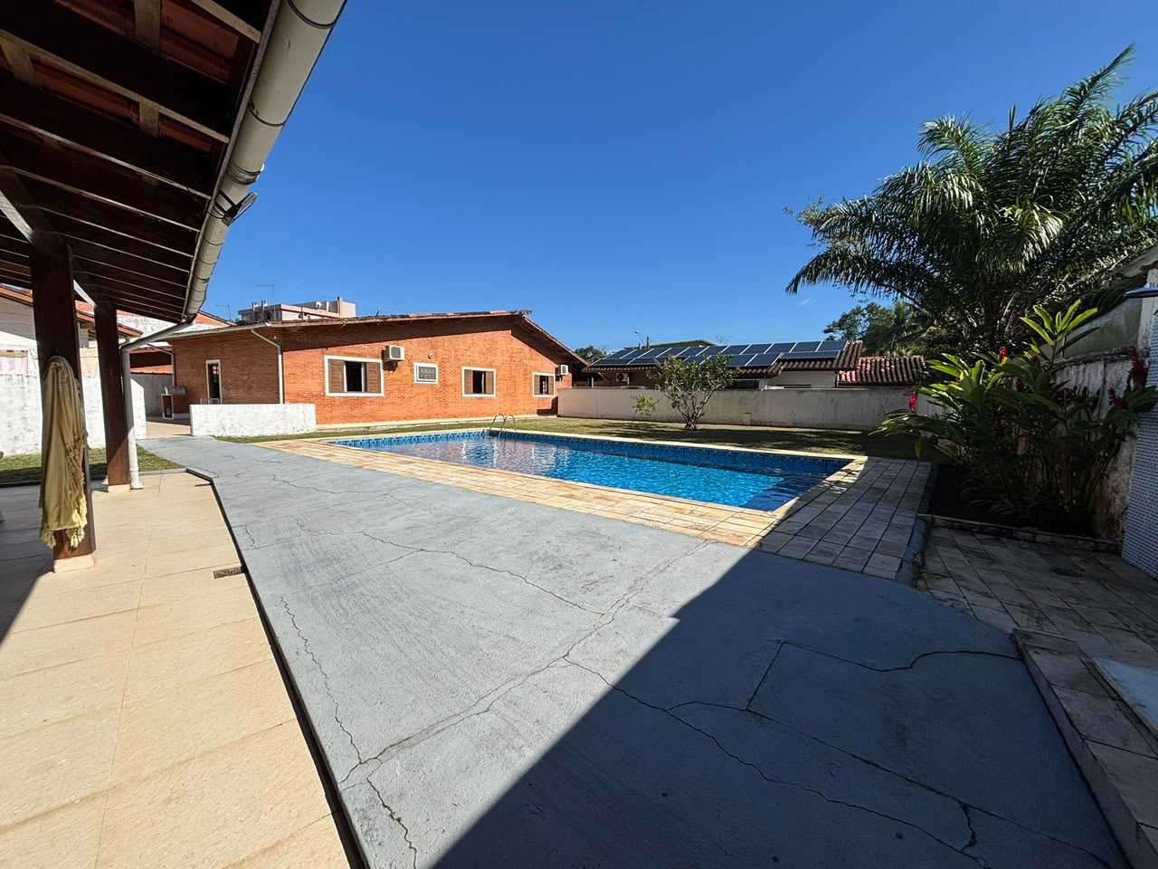 casa-centro-ubatuba-piscina (44) Área externa com piscina da casa no Centro de Ubatuba