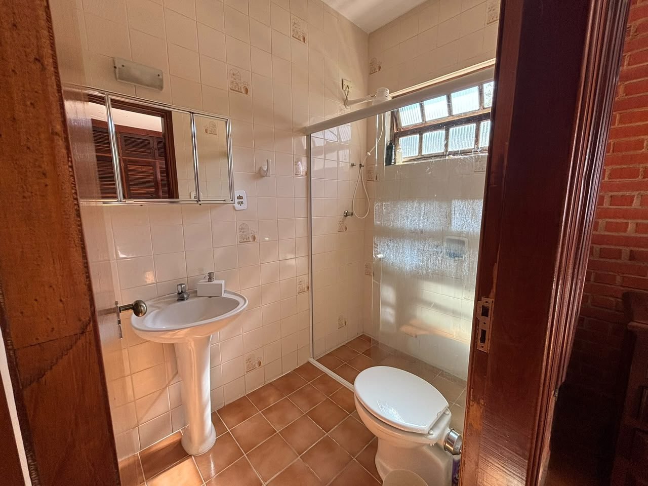 casa-centro-ubatuba-piscina (6) Banheiro da residência