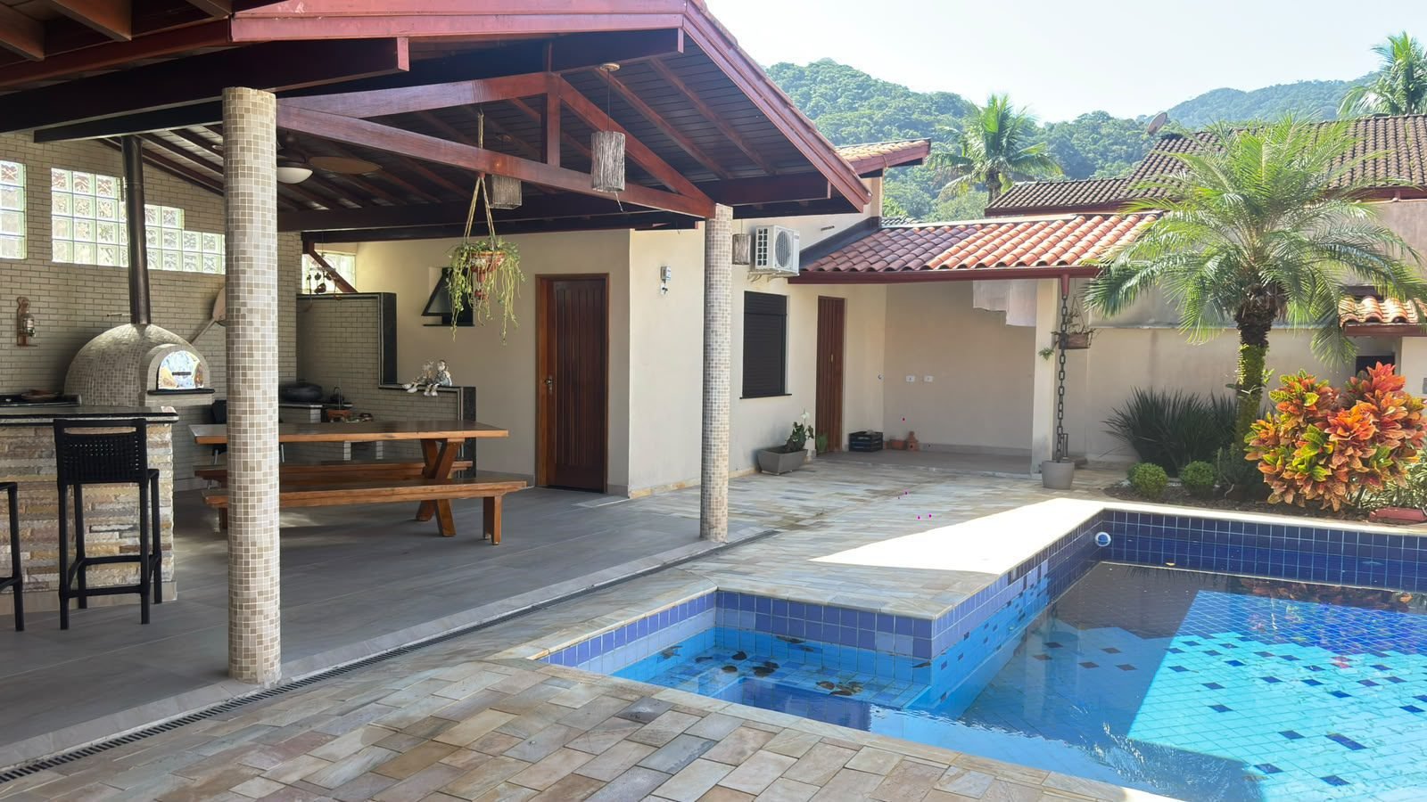 casa-park-hills-ubatuba-4-suites-piscina (37) Piscina privativa e área gourmet da casa no Park Hills