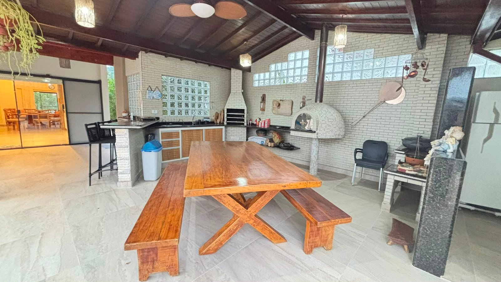 casa-park-hills-ubatuba-4-suites-piscina (45) Espaço gourmet com mesa e churrasqueira