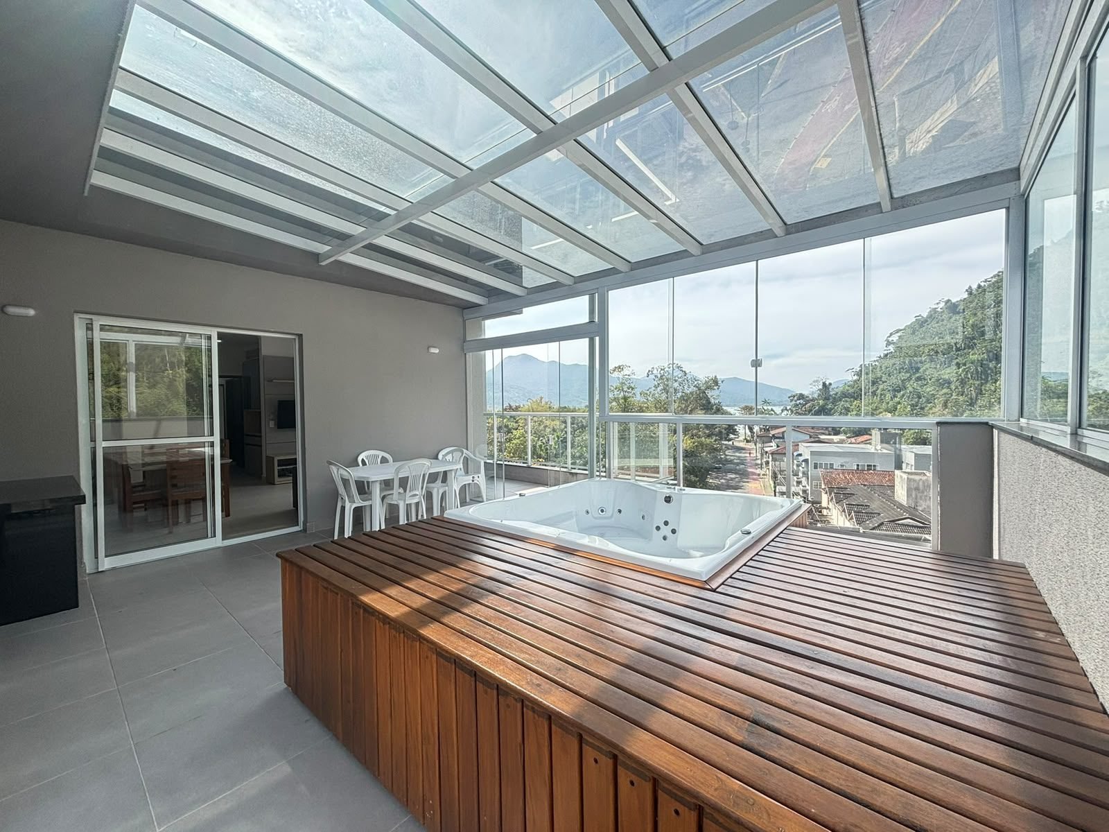 cobertura vista mar Perequê-Açu em Ubatuba Jacuzzi e varanda gourmet da cobertura no Perequê-Açu