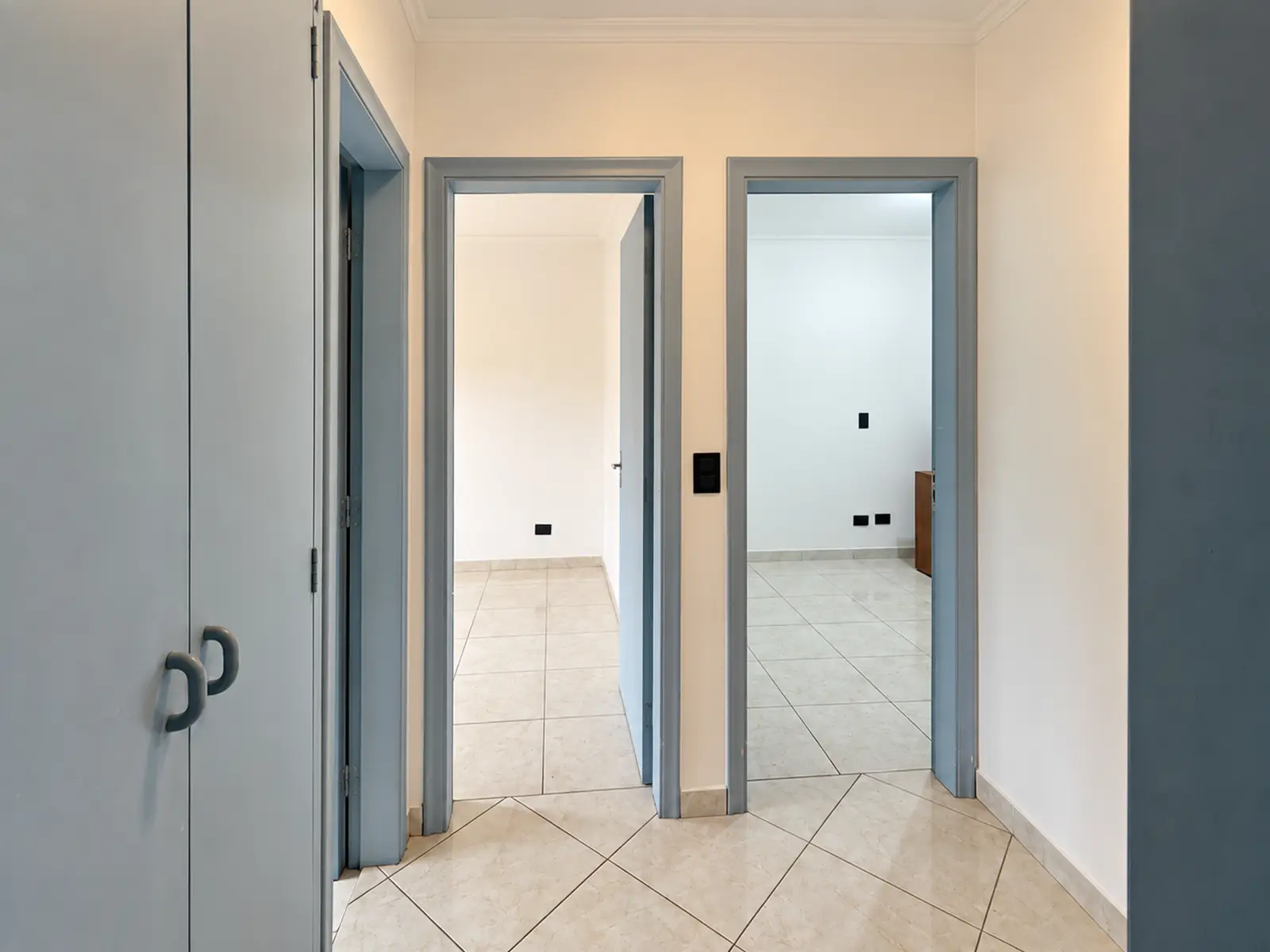 apartamento-centro-ubatuba-90m2-lg105-acesso-dormitorios Corredor de acesso aos dormitórios do apartamento