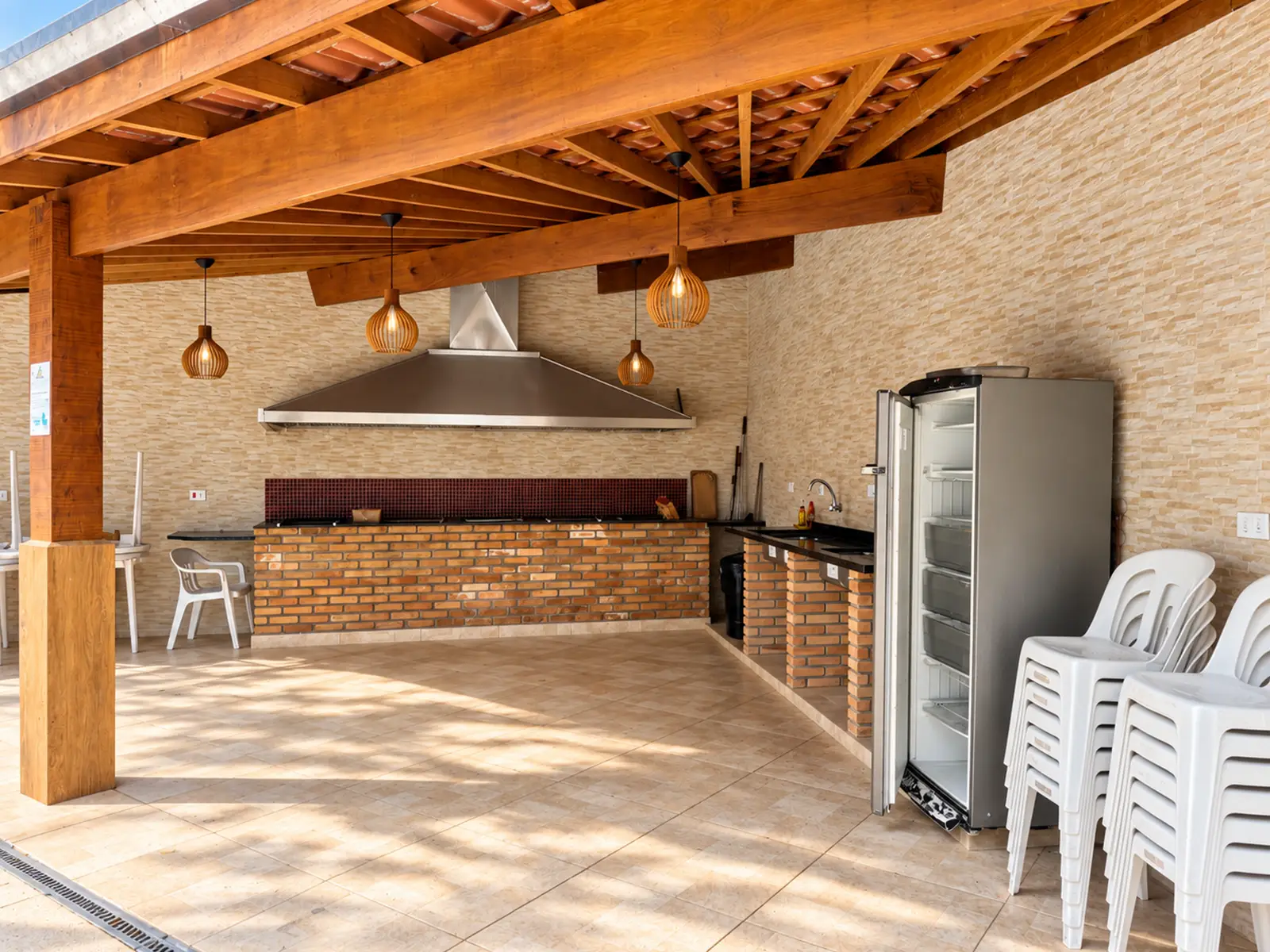 apartamento-centro-ubatuba-90m2-lg105-churrasqueira-social Churrasqueira da área comum do condomínio