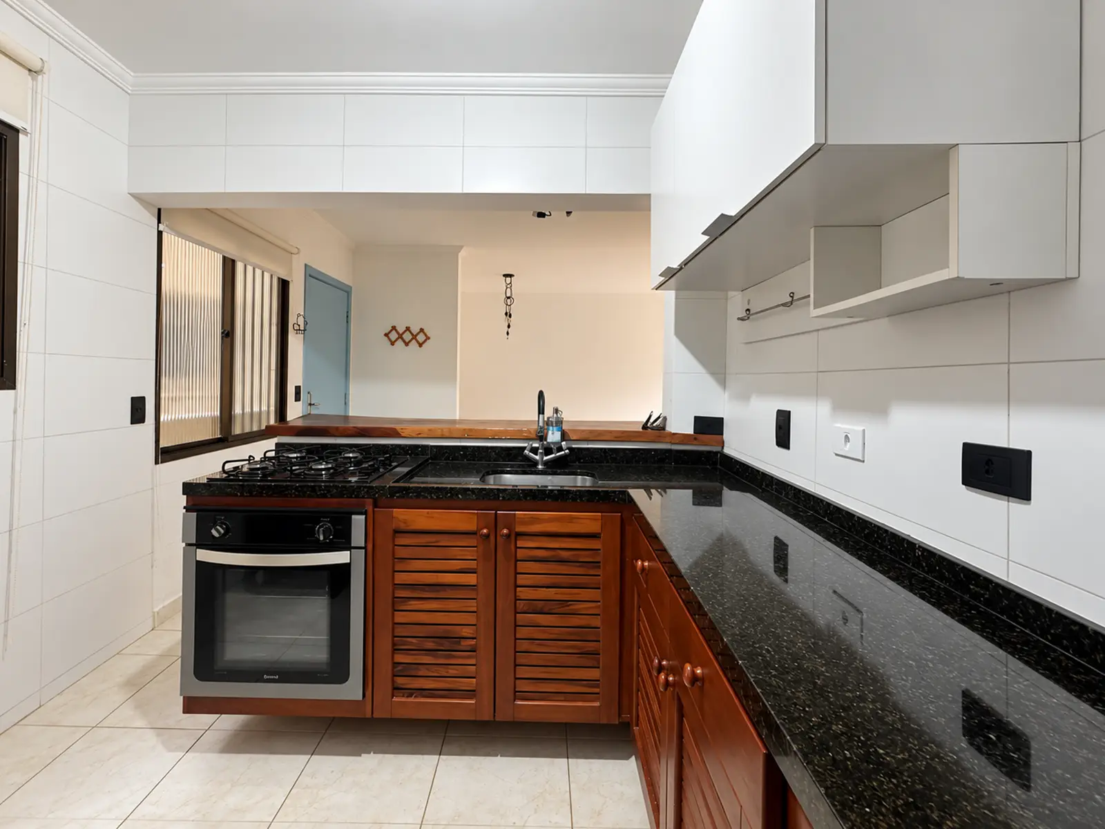 apartamento-centro-ubatuba-90m2-lg105-cozinha Cozinha do apartamento com bancada em granito e armários