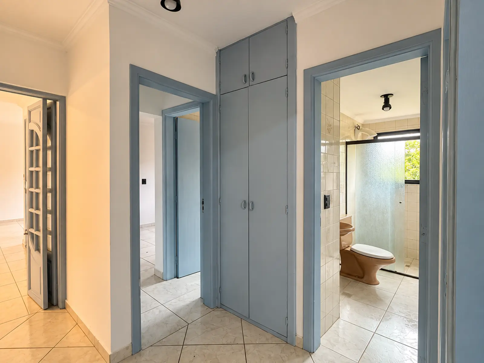 apartamento-centro-ubatuba-90m2-lg105-hall Hall interno com acesso aos dormitórios e banheiro