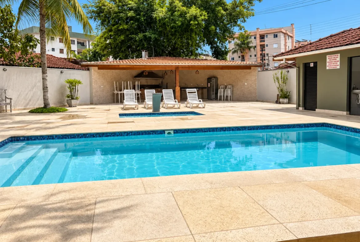 Piscina da área de lazer do condomínio