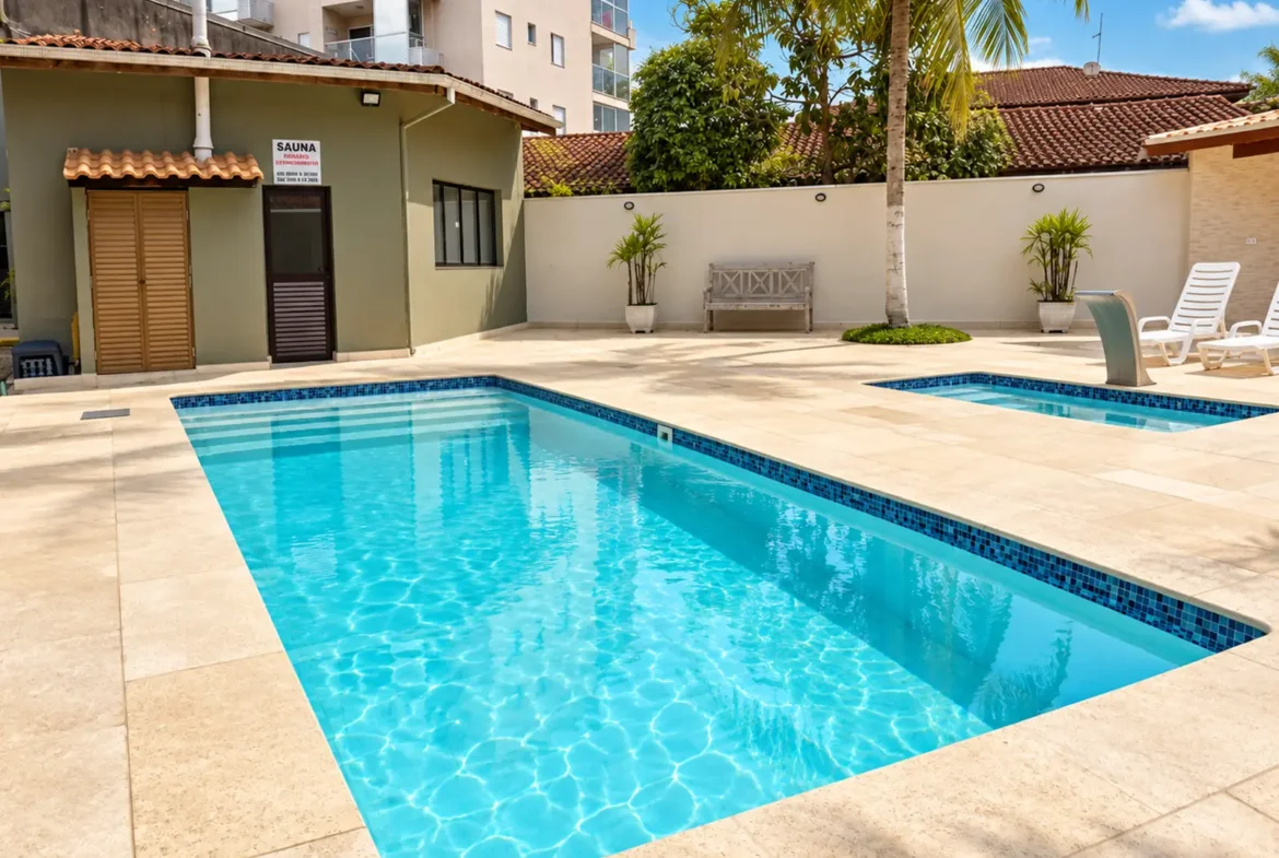 Área de lazer do condomínio com piscina