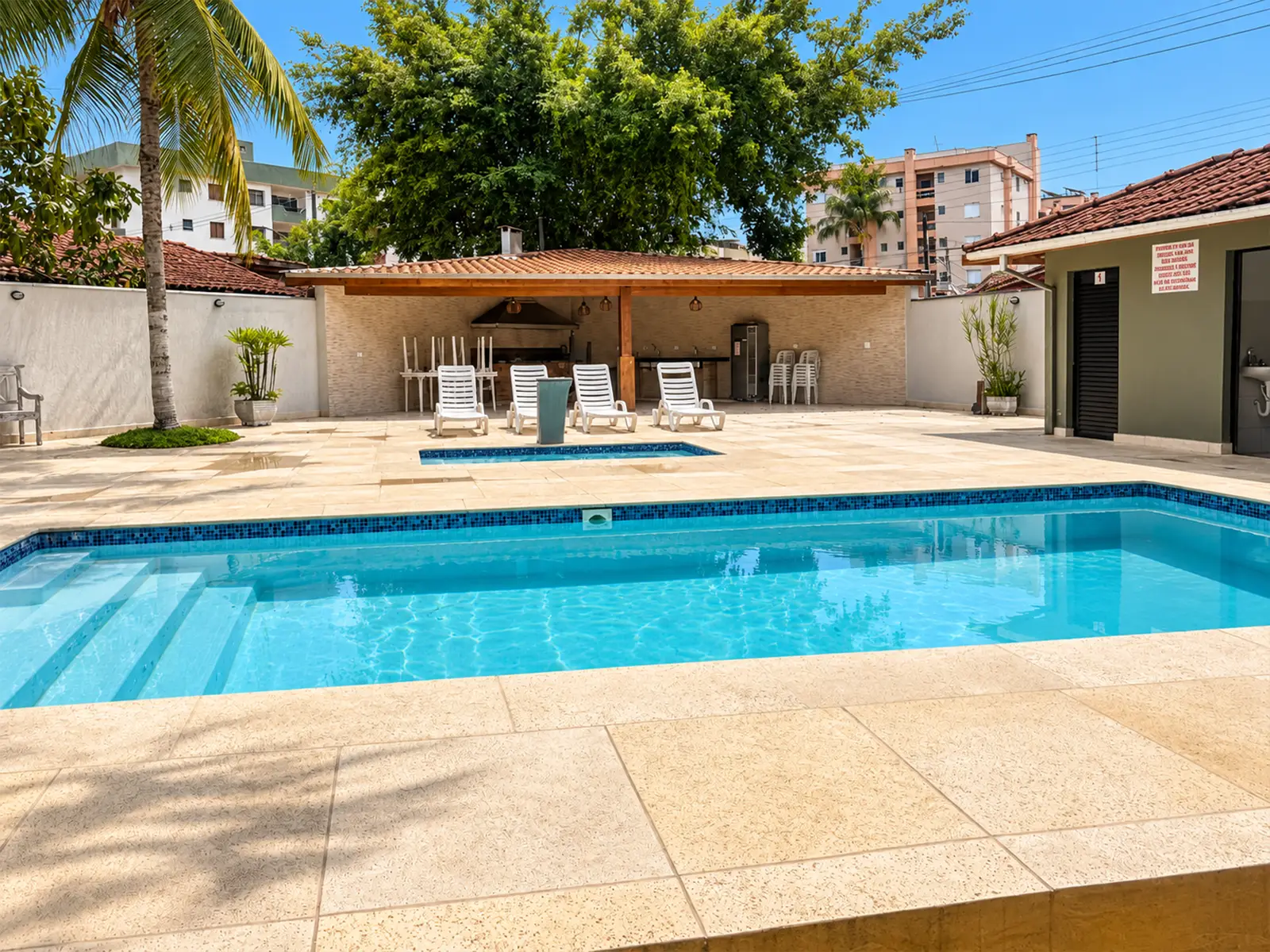 apartamento-centro-ubatuba-90m2-lg105-piscina Piscina da área de lazer do condomínio