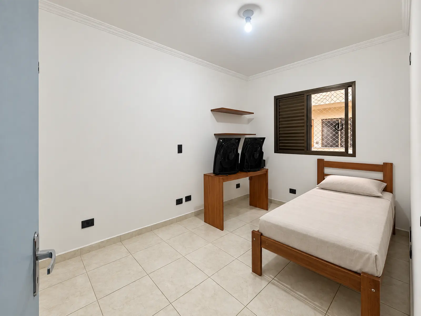 apartamento-centro-ubatuba-90m2-lg105-quarto2 Dormitório do apartamento com janela